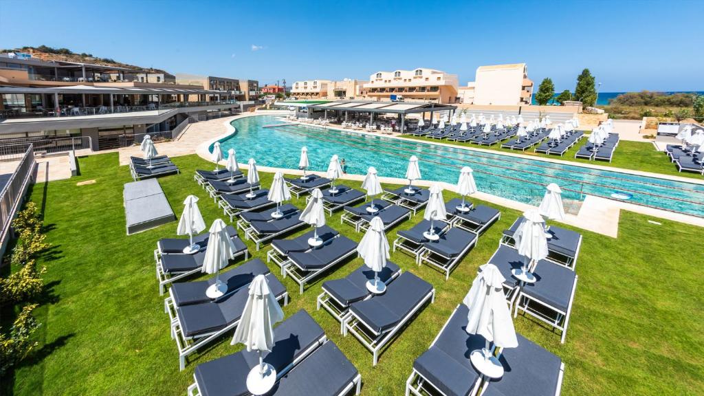 Sundlaugin á Kiani Beach Resort Family All Inclusive eða í nágrenninu