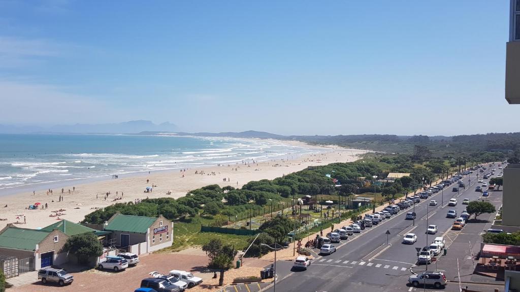 Blick auf den Strand mit geparkten Autos in der Unterkunft 604 St Tropez in Strand