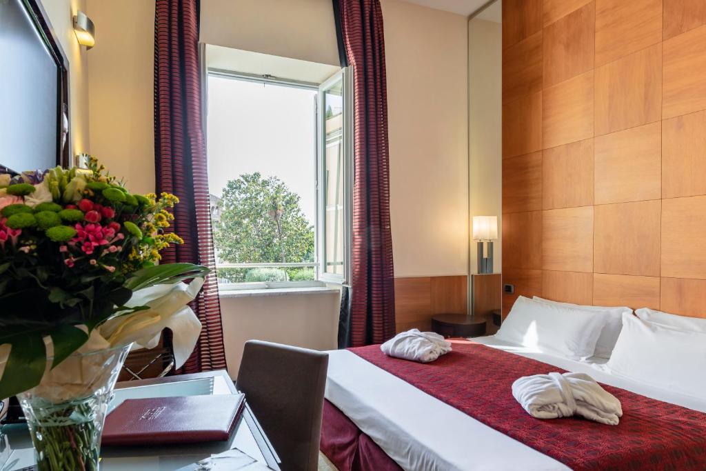Postel nebo postele na pokoji v ubytování Kolbe Hotel Rome