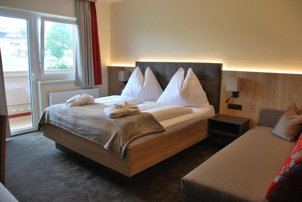 A bed or beds in a room at Hotel Pariente