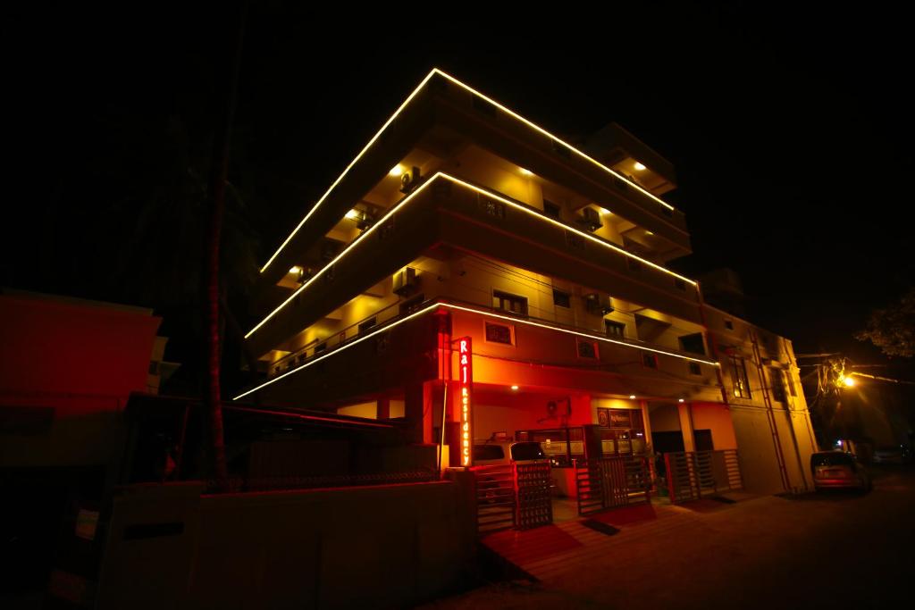 un edificio illuminato di notte con luci rosse di Raj Residency Salem a Salem