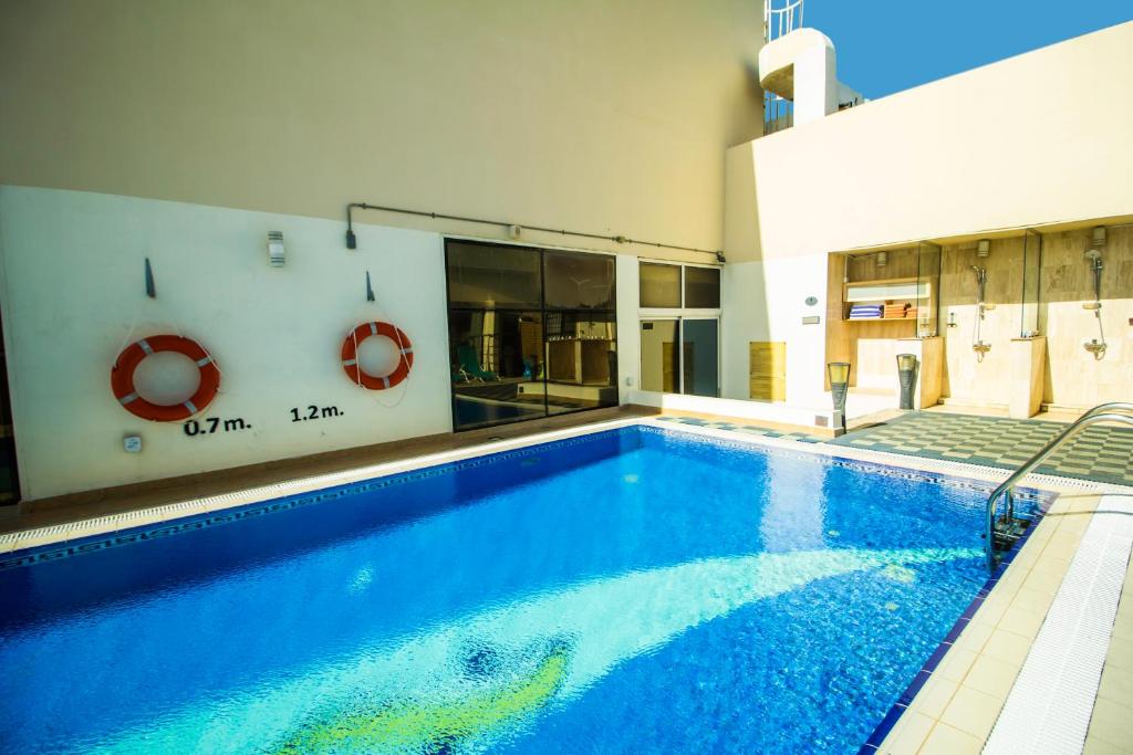 Bazén v ubytování The Royal Riviera Hotel Doha nebo v jeho okolí