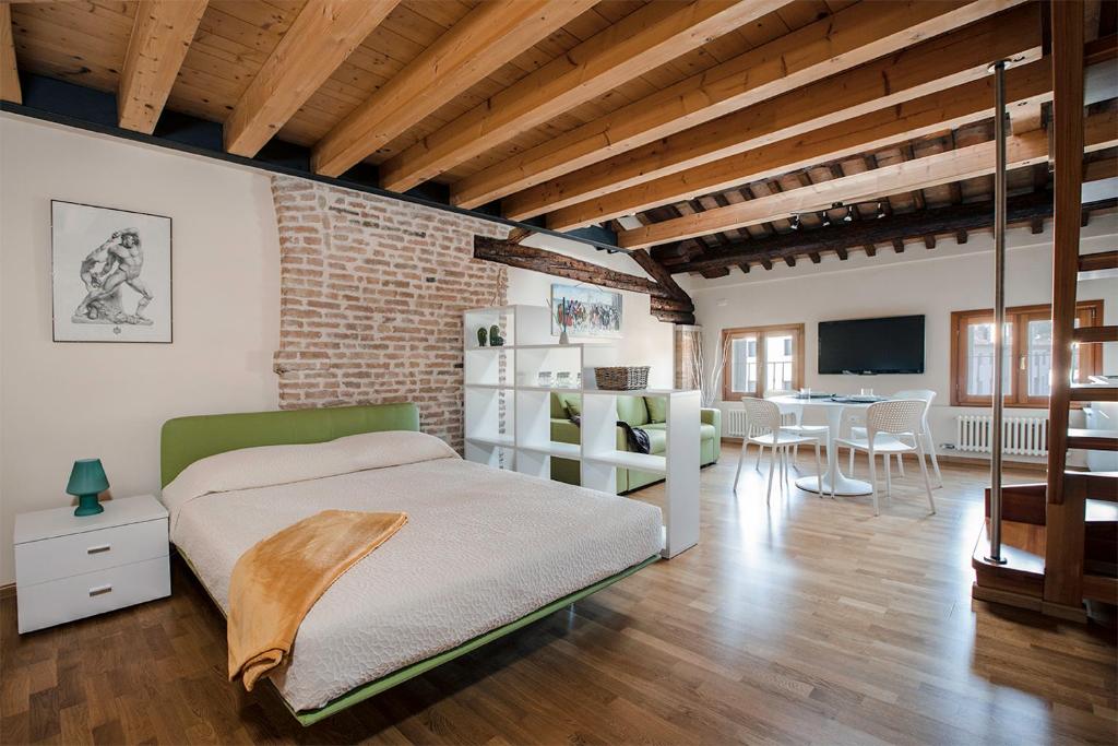 Televízia a/alebo spoločenská miestnosť v ubytovaní Loft Mirano (Alloggi alla Campana)