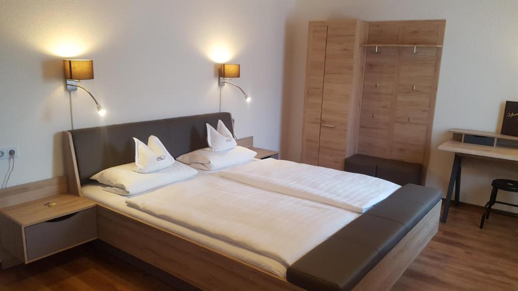 Postel nebo postele na pokoji v ubytování Gasthaus zum Hirschen