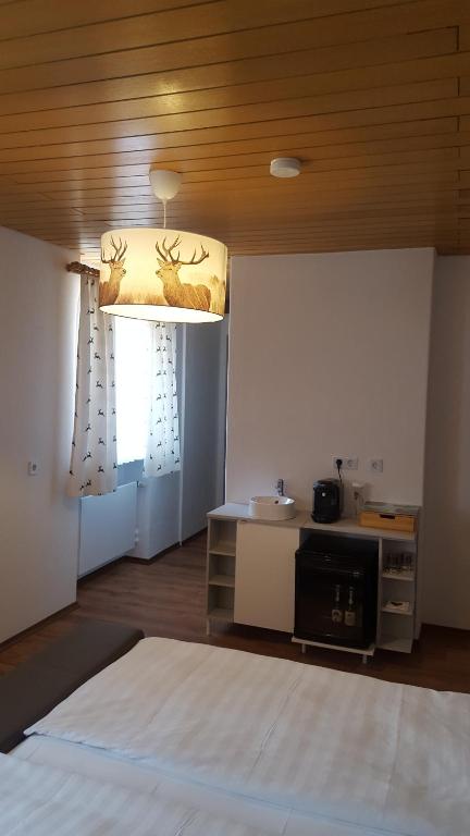 Kuchyň nebo kuchyňský kout v ubytování Gasthaus zum Hirschen