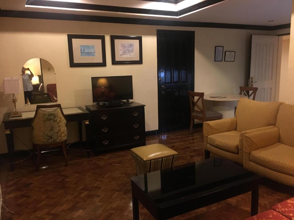 TV a/nebo společenská místnost v ubytování Lourdes Suites Makati powered by Cocotel