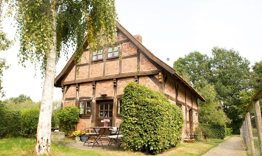 une maison en bois avec une table de pique-nique devant elle dans l'établissement Spieker, à Hude