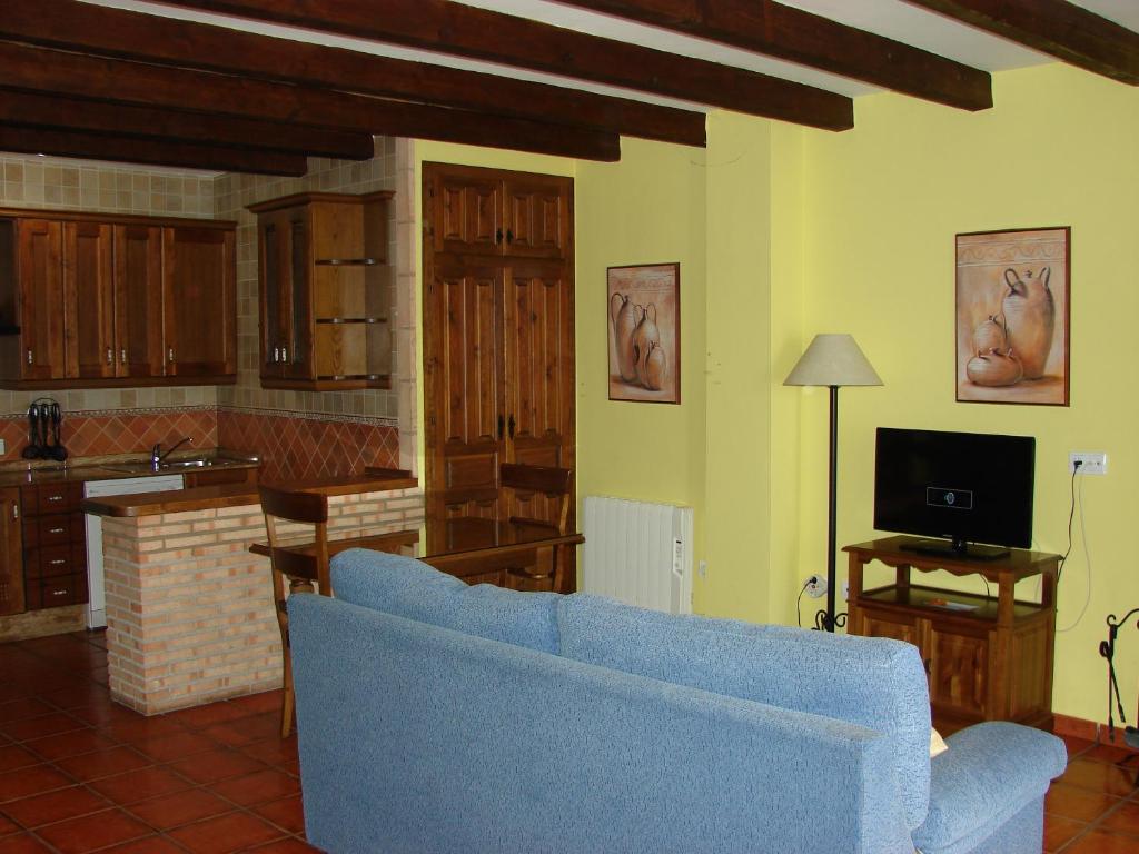 Una televisión o centro de entretenimiento en Apartamentos Sierra de Segura