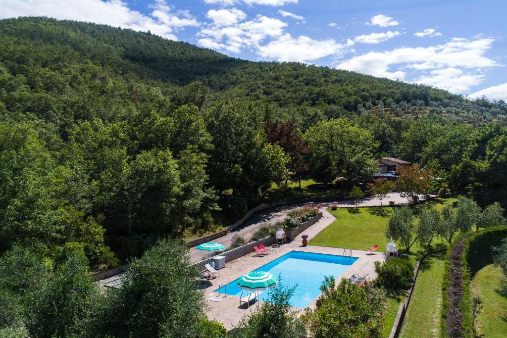 een luchtzicht op een zwembad met een berg bij Il Giardino delle Giare in Castiglion Fiorentino