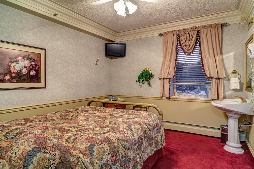 Postel nebo postele na pokoji v ubytování Athabasca Hotel