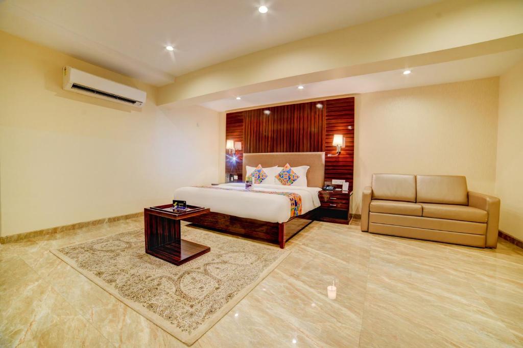 Una cama o camas en una habitación de FabHotel Prime Sarala Crown With Pool - Nr Calangute Beach