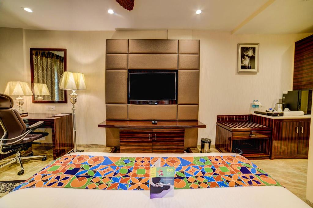 Una cama o camas en una habitación de FabHotel Prime Sarala Crown With Pool - Nr Calangute Beach