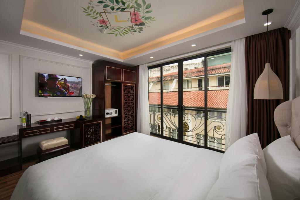Llit o llits en una habitació de Golden Legend Palace Hotel & Travel