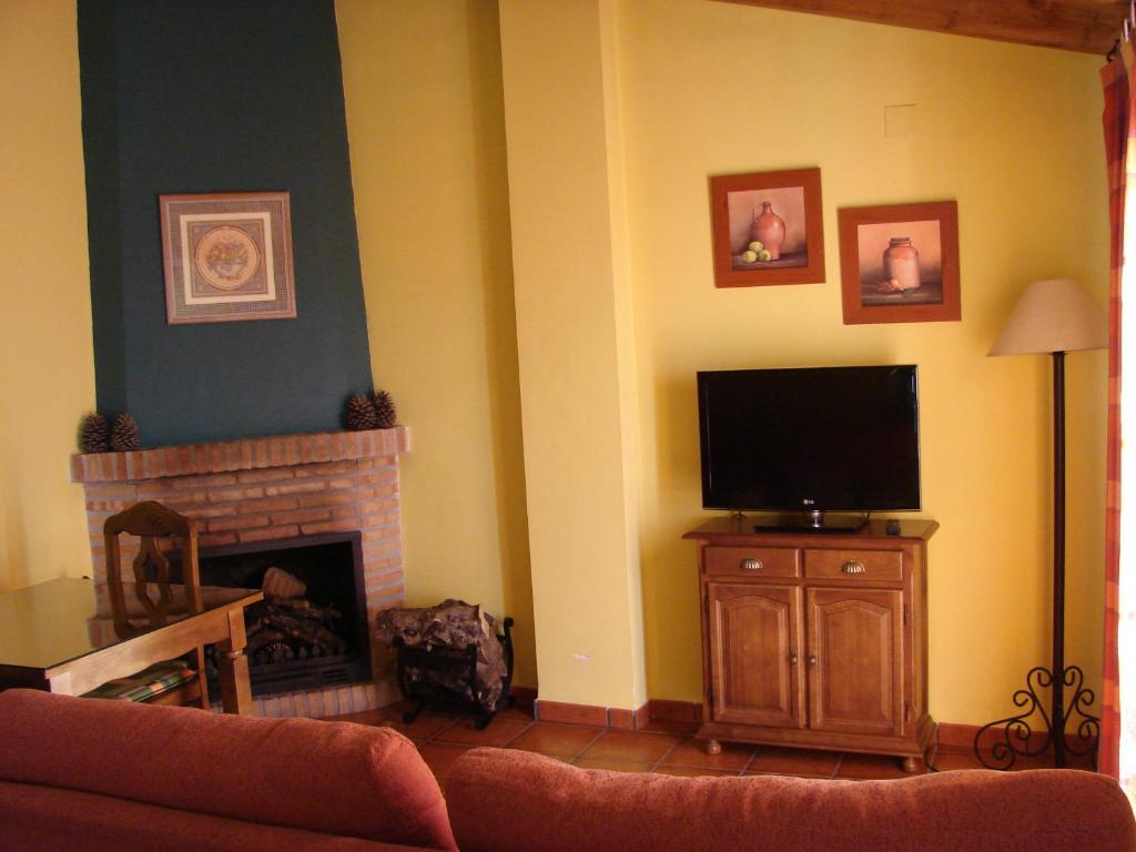 Una televisión o centro de entretenimiento en Apartamentos Sierra de Segura
