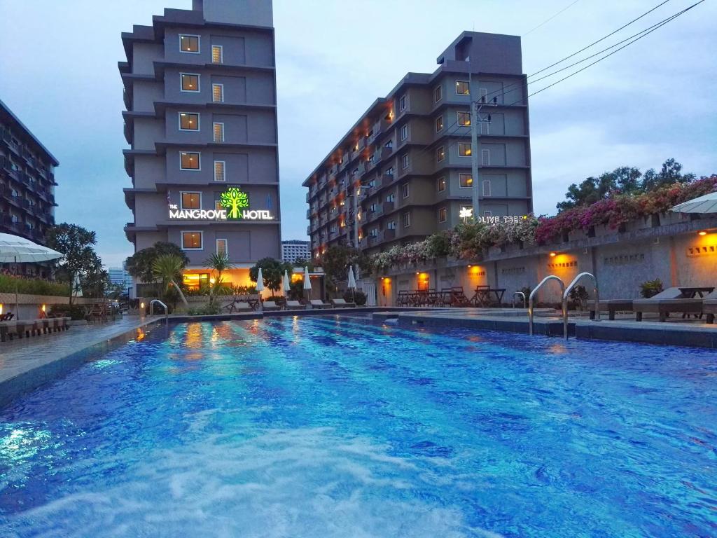 Bazén v ubytování Mangrove Prestige Hotel nebo v jeho okolí