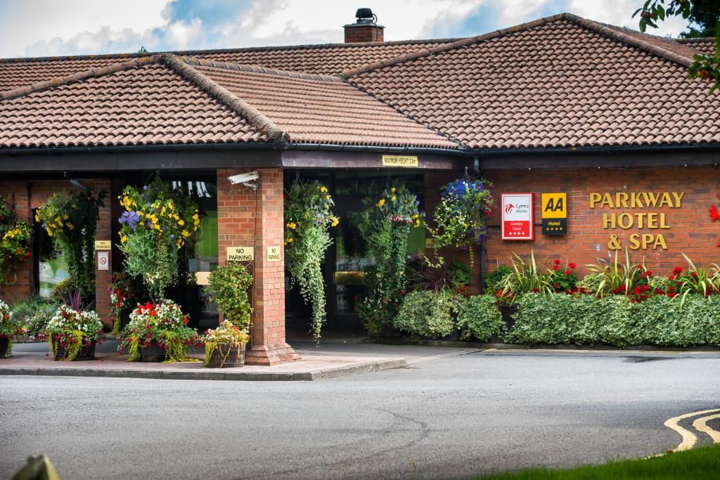 een hotel met bloemen voor een gebouw bij Parkway Hotel & Spa in Newport