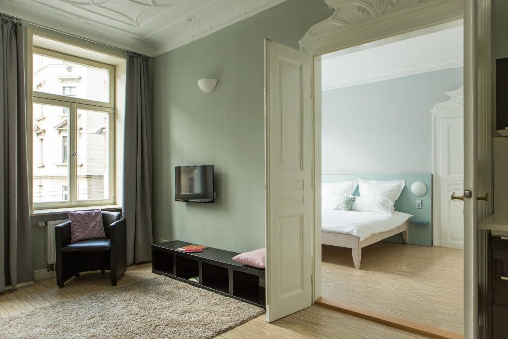 萊比錫的住宿－ZeitRaum10，一间卧室设有一张床和一个窗口