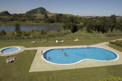 - une vue sur la piscine dans un champ dans l'établissement Apartamento Dúplex en Boo de Piélagos, à Puente Arce