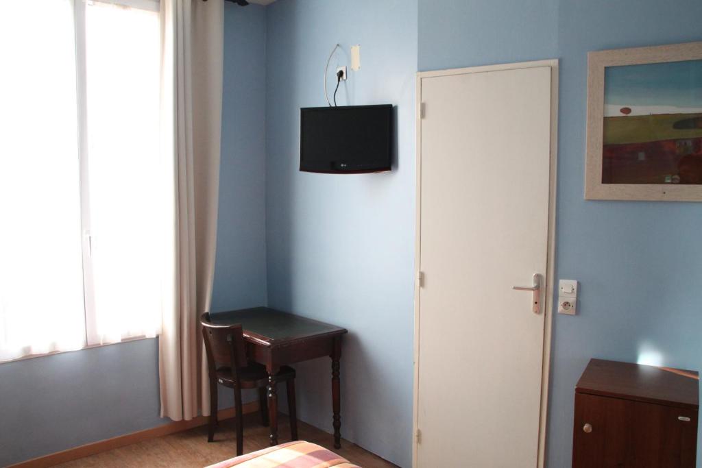 TV a/nebo společenská místnost v ubytování Hôtel Trianon