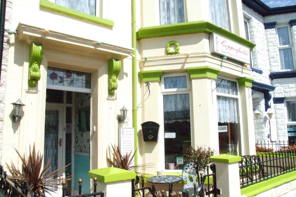 un bâtiment avec une table devant lui dans l'établissement Copperfields Guest House, à Great Yarmouth