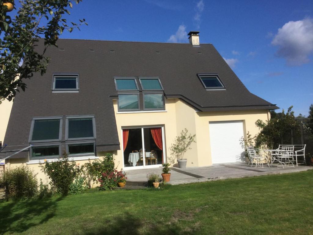 ein weißes Haus mit grauem Dach in der Unterkunft Chambre d'hôtes - La Maison de Jane in Jullouville-les-Pins