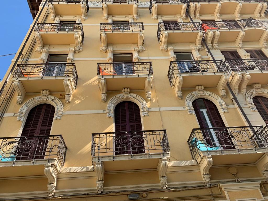 un condominio con balconi e scale antincendio di Promenade Maison de Charme a Sanremo