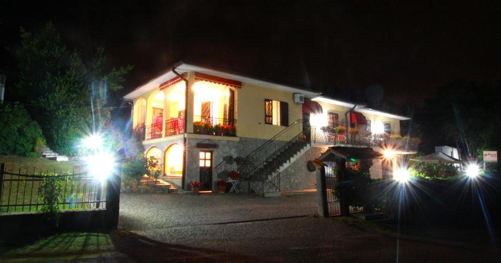 a house with its lights on at night at Casavacanzedezza in Montecalvo Versiggia