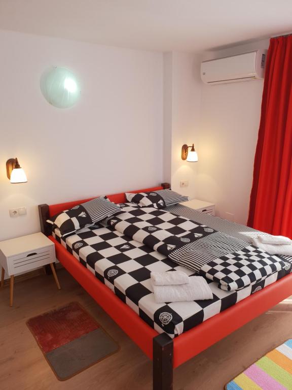 sypialnia z czarno-białym łóżkiem szachowym w obiekcie Guest House Andrei w Klużu-Napoce