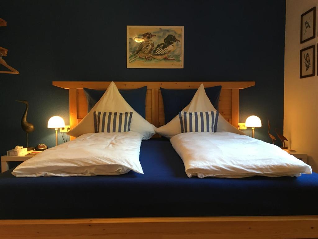 ein Bett mit zwei Kissen darüber in der Unterkunft Bed & Breakfast Schlommefurth in Sankt Vith