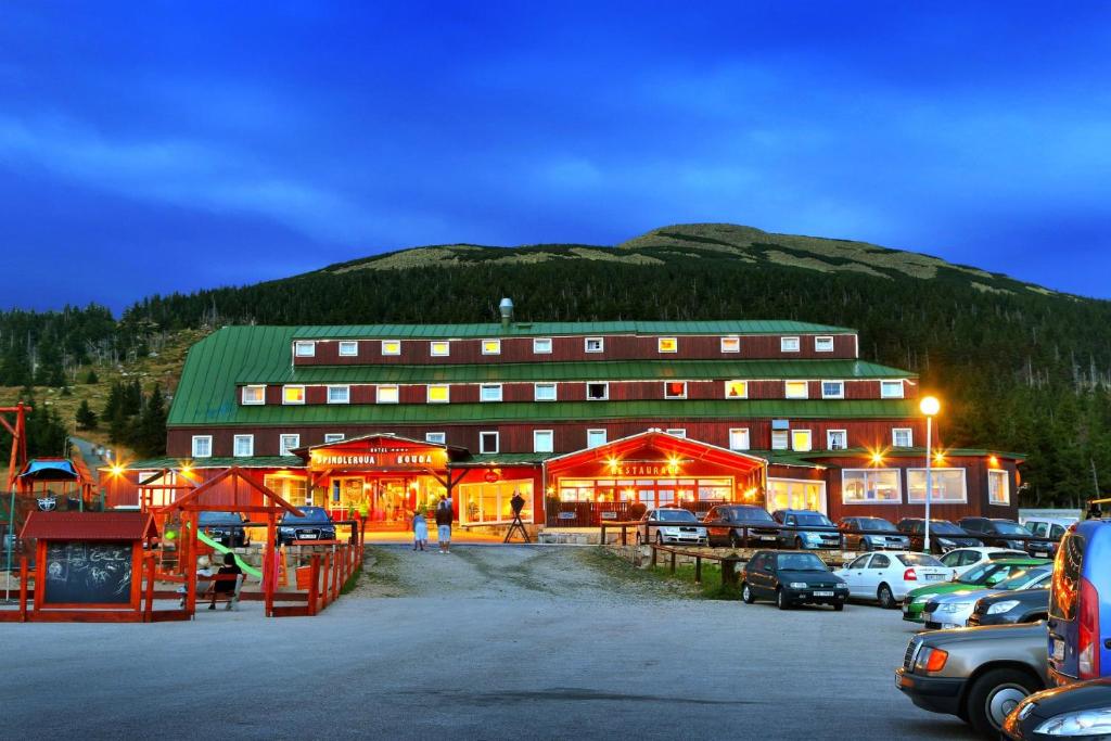Nespecifikovaný výhled na hory nebo výhled na hory při pohledu z hotelu