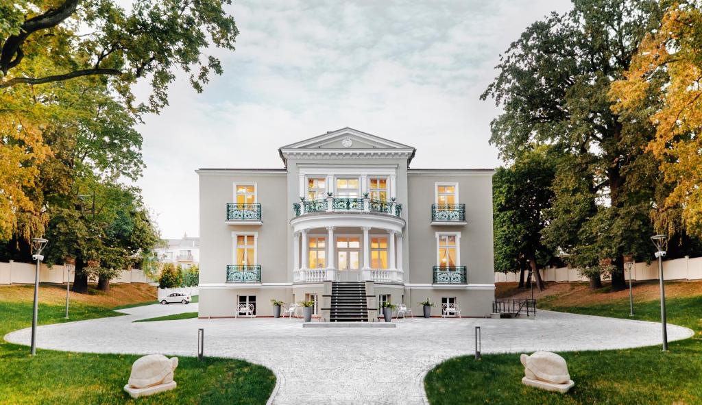 una representación de una gran casa blanca en Willa Piękny Widok en Elblag