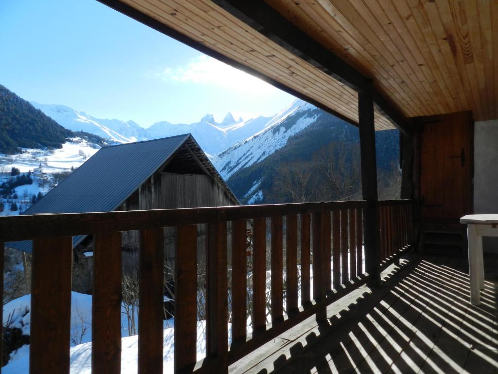 einen Balkon einer Hütte mit Bergblick in der Unterkunft L'Epicéa in Saint-Jean-dʼArves