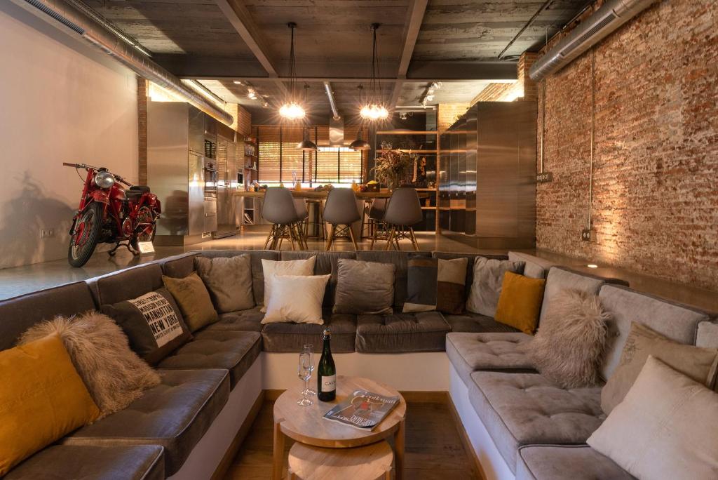 a living room with a couch and a table at Petit Luxe Loft in Terrassa