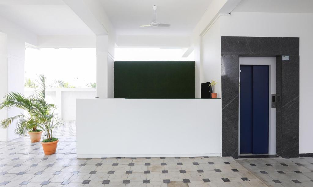 TV a/nebo společenská místnost v ubytování Treebo Sapphire Studio