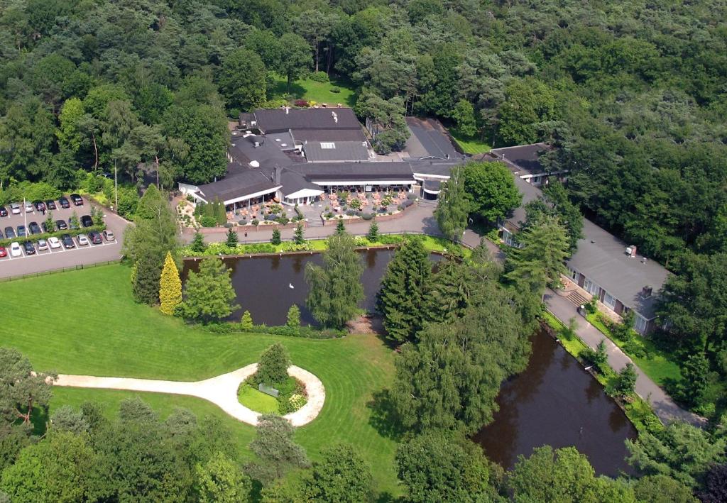 an aerial view of a mansion with two ponds at Landgoed de Rosep in Oisterwijk