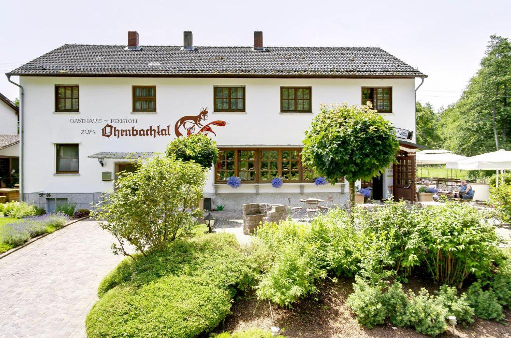 ein Gebäude mit einem Garten davor in der Unterkunft Gasthof & Landhotel Ohrnbachtal in Weilbach