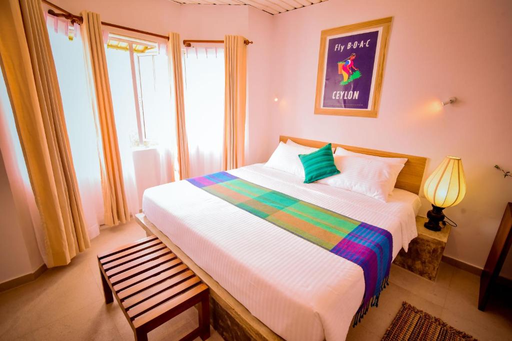 Un dormitorio con una cama grande y una ventana en Top Terrace Cottage, en Nuwara Eliya