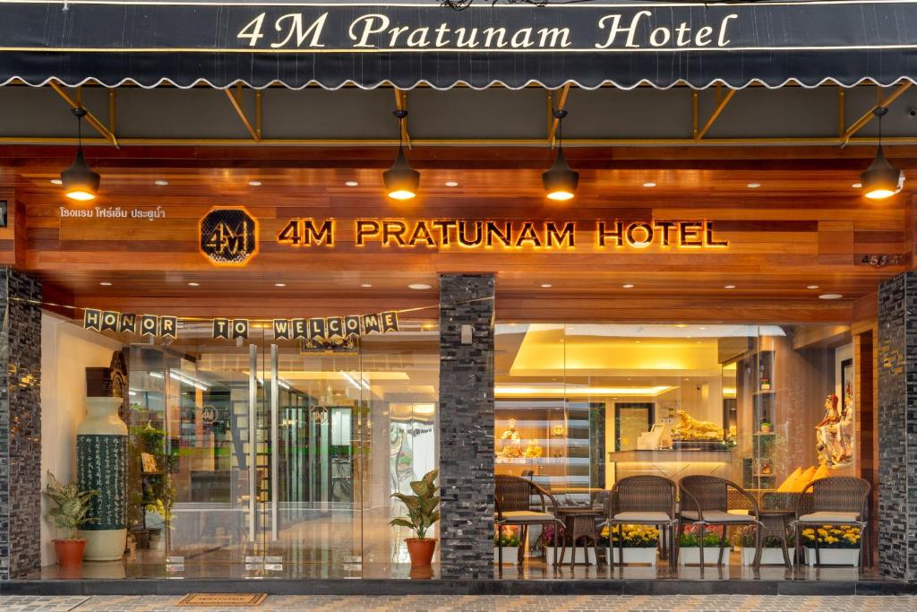 restauracja z krzesłami przed budynkiem w obiekcie 4M Pratunam Hotel w mieście Bangkok