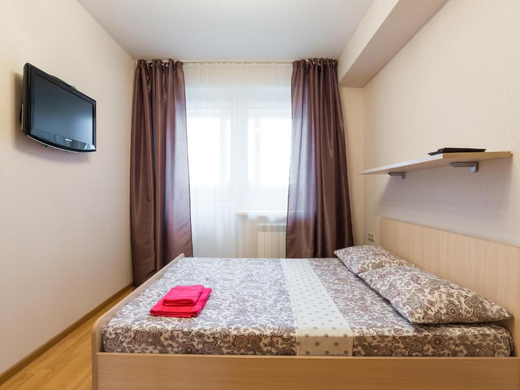 バラシハにあるStig-Realty Center Balashihaのベッドルーム1室(赤いアイテムが付いたベッド1台付)