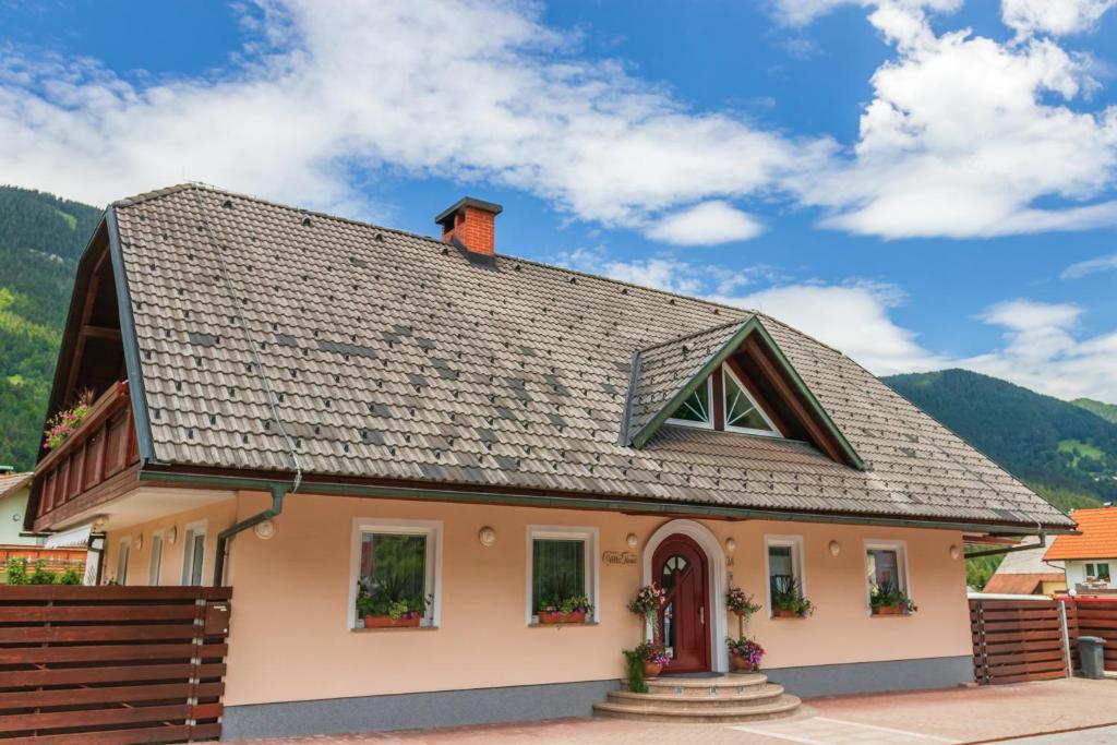 ein Haus mit einem Schiebedach in der Unterkunft Villa Nena in Kranjska Gora