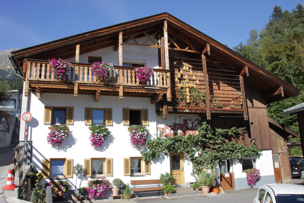 ein Gebäude mit Blumenkästen auf den Balkonen in der Unterkunft Ferienwohnung Julius in Innsbruck
