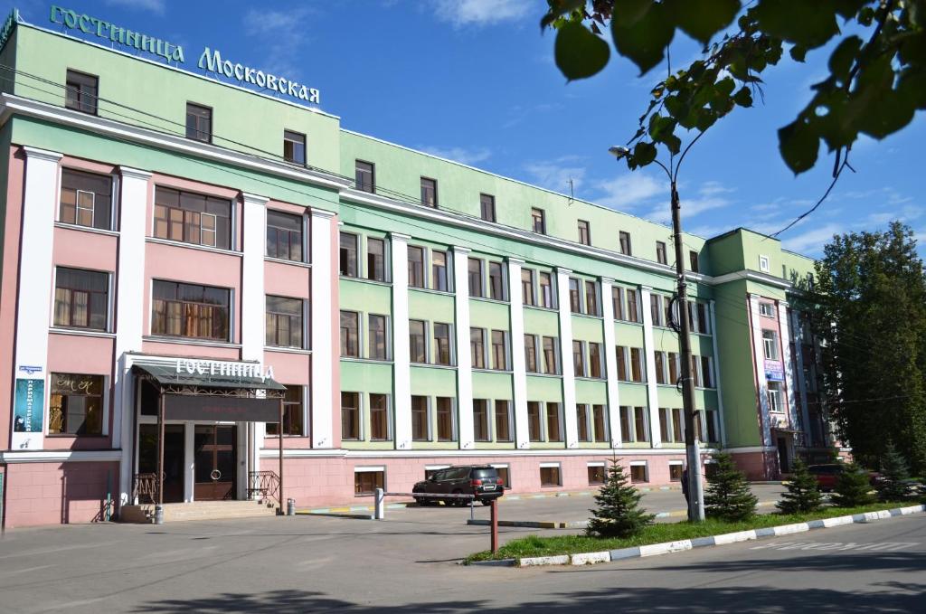 un gran edificio al lado de una calle en Hotel Moskovskaya, en Nizhny Novgorod