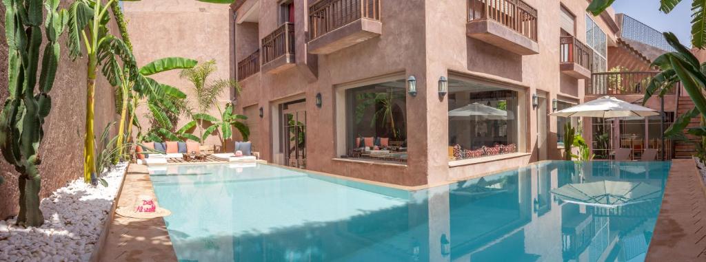 une piscine en face d'un bâtiment dans l'établissement Dar Al Walidine, à Marrakech