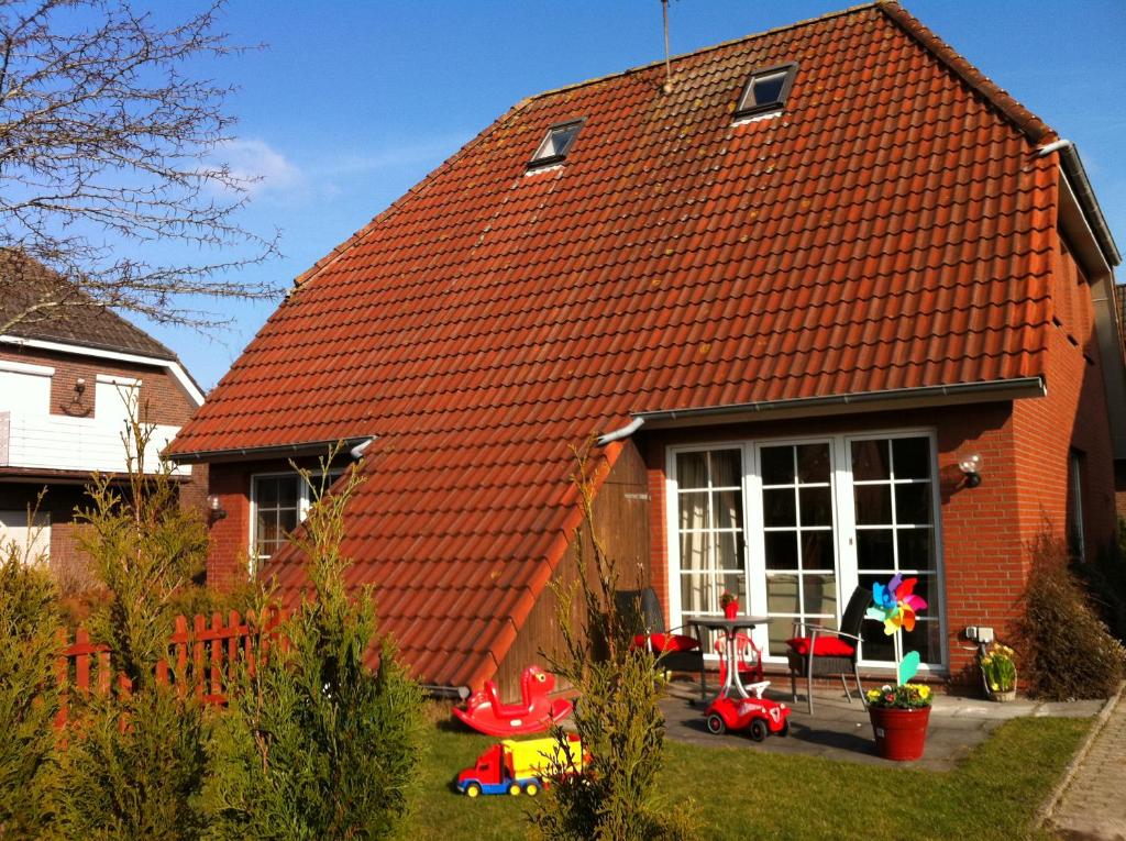 グレートジールにあるFerienhaus Kluntje-Greetsielの赤屋根の家