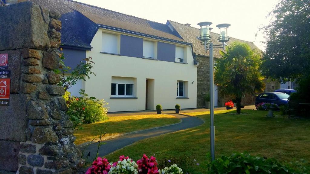 una casa con una luz de la calle en un patio en Chambres d'hôtes La Pinderie, en Val Couesnon