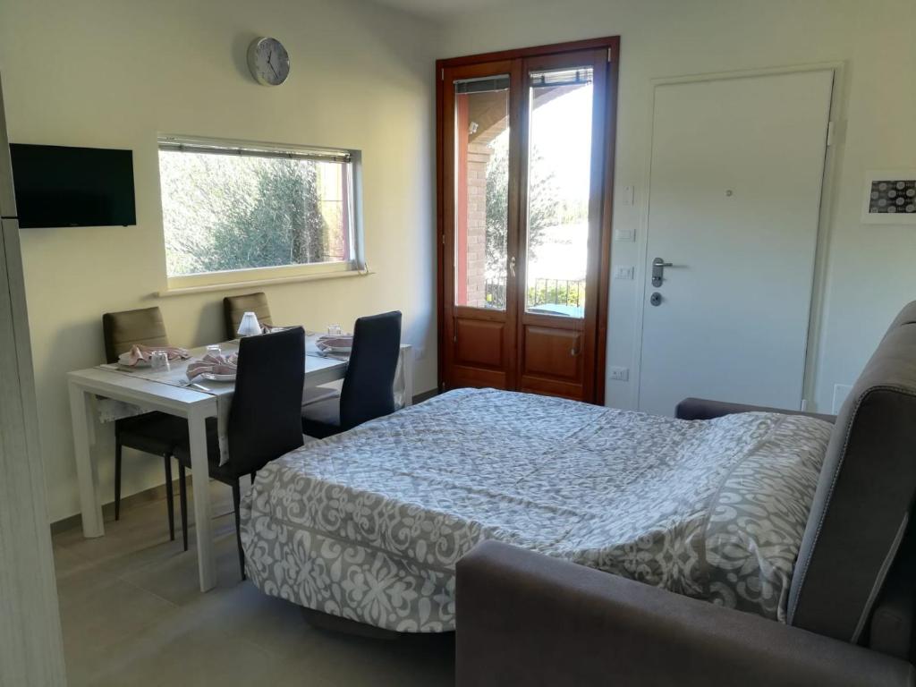 馬洛塔的住宿－Tulipano Appartamenti，一间卧室配有一张床、一张桌子和一张书桌