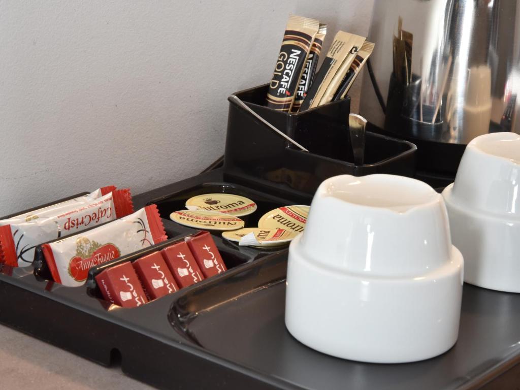Příslušenství pro přípravu čaje a kávy v ubytování Hotel Saint Daniel