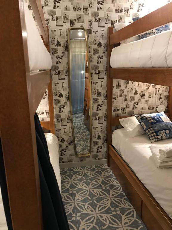 Postel nebo postele na pokoji v ubytování Royal Beach Hostel