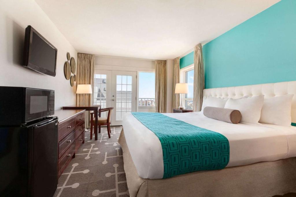 Howard Johnson Plaza by Wyndham Ocean City Oceanfront photo
