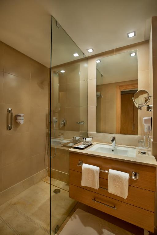 un bagno con lavandino e doccia di ODYSSEE Boutique Hotel Casablanca a Casablanca